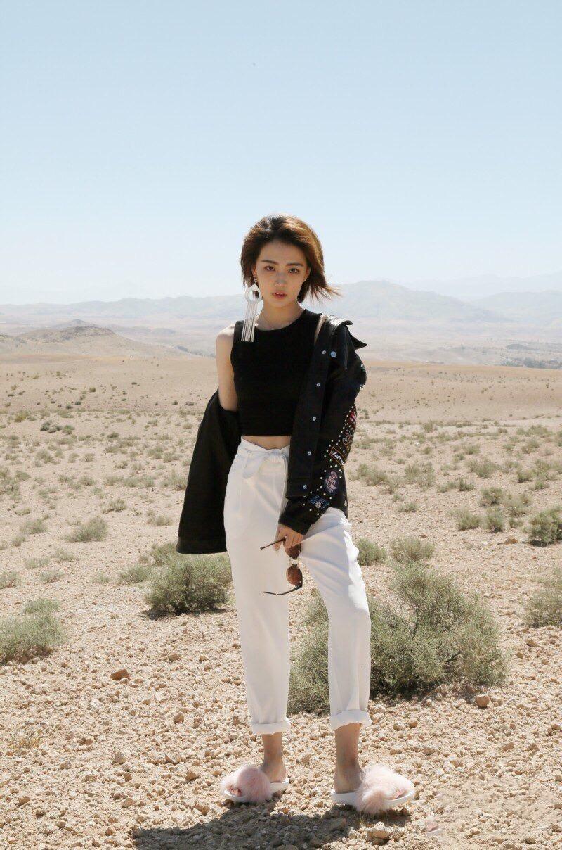 徐璐与众全球知名时尚达人拍摄广告，一不小心秒杀了众人