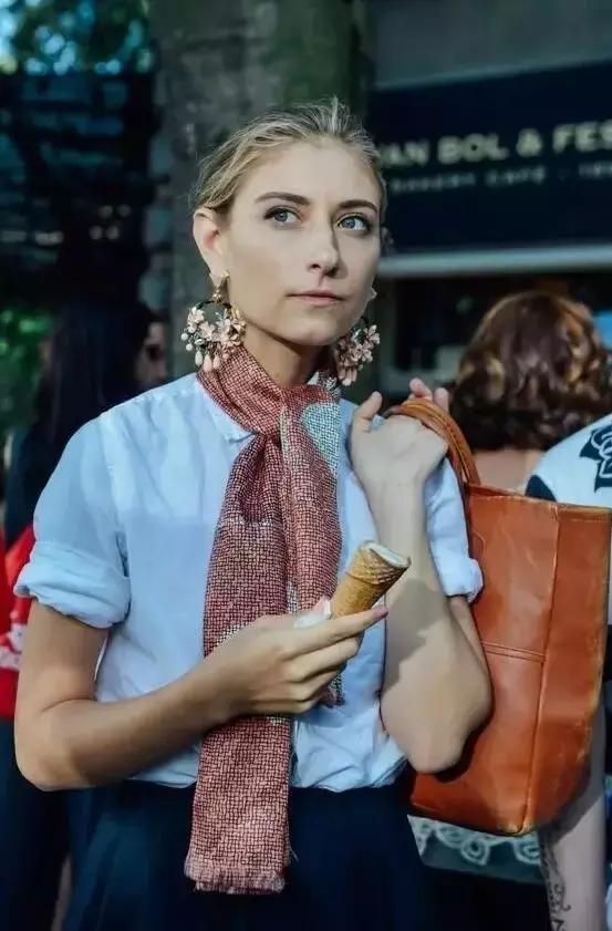 夏天丝巾系法大全,夏天长方形丝巾搭白衬衫的系法