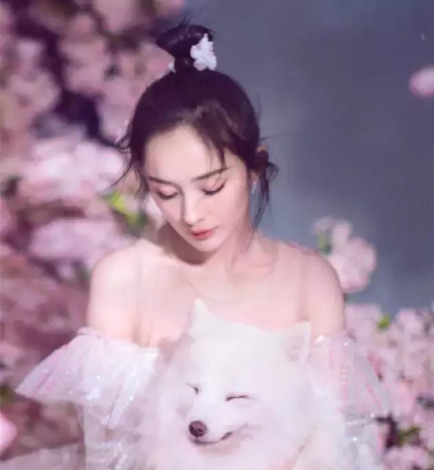 丸子头炸毛娃娃发型,永不过时的丸子头超级简单哦