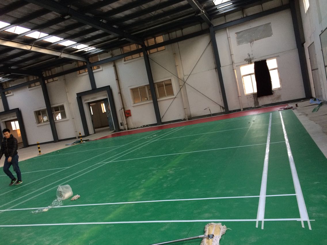 羽毛球塑胶地板施工视频,羽毛球场馆塑胶地板一平米多少钱