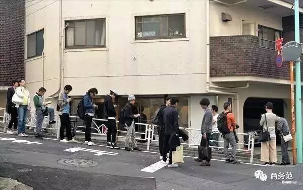 这家店只卖白T恤，一周开半天，门口总排起长队