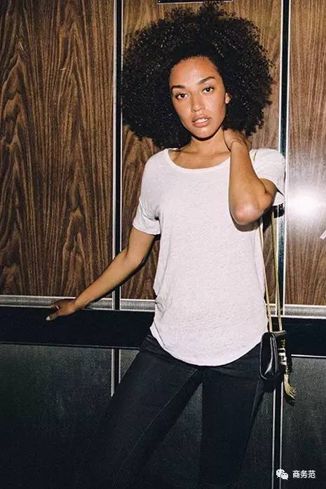 这家店只卖白T恤，一周开半天，门口总排起长队