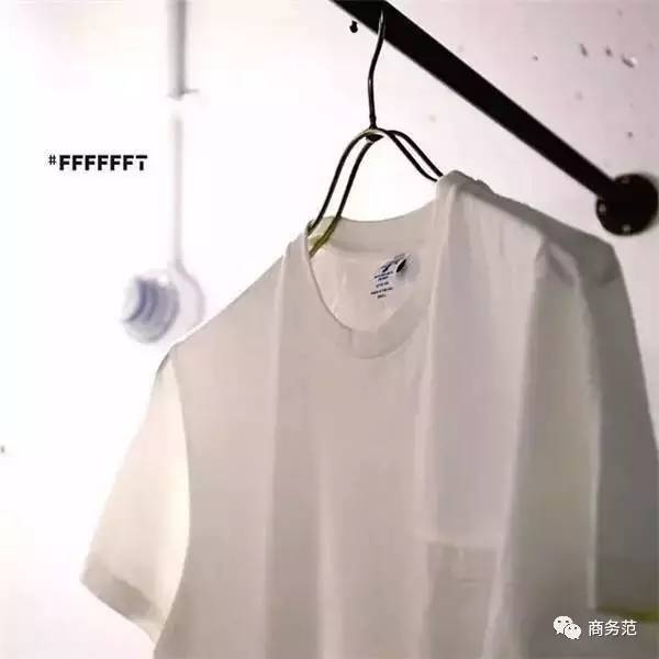 这家店只卖白T恤，一周开半天，门口总排起长队