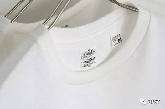 这家店只卖白T恤，一周开半天，门口总排起长队