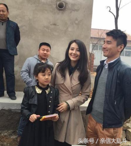 约会的时候女朋友老是玩手机,约会的时候女朋友太紧张怎么办