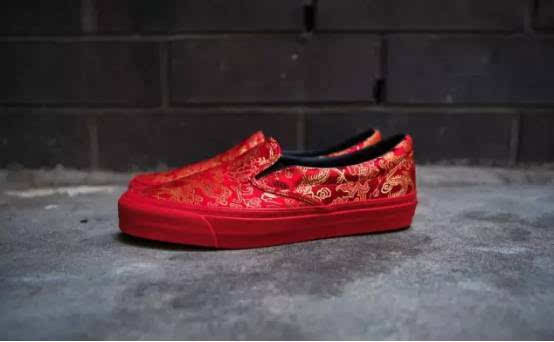 Rihanna和PUMA联名的新款凉鞋，可以说是非常搞笑了