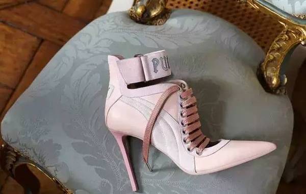 Rihanna和PUMA联名的新款凉鞋，可以说是非常搞笑了