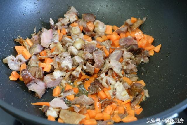 点了份烤全羊没吃完,打包回家配上剩米饭再加工一下,味道好极了