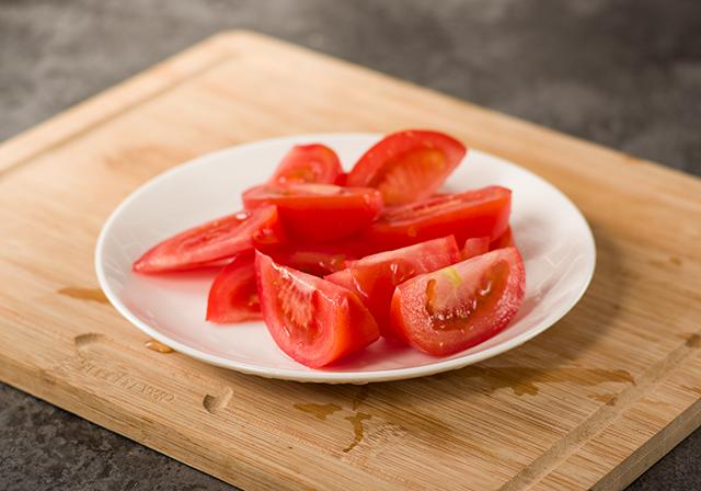 西红柿炒鸡蛋盖饭酸甜,怎么做西红柿炒鸡蛋不酸