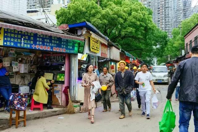 4万人住在距离光谷2公里外的小何西村，却从未对它说一声谢谢