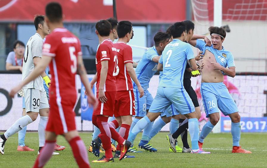 足球裁判假球瞬间,裁判吹球假球