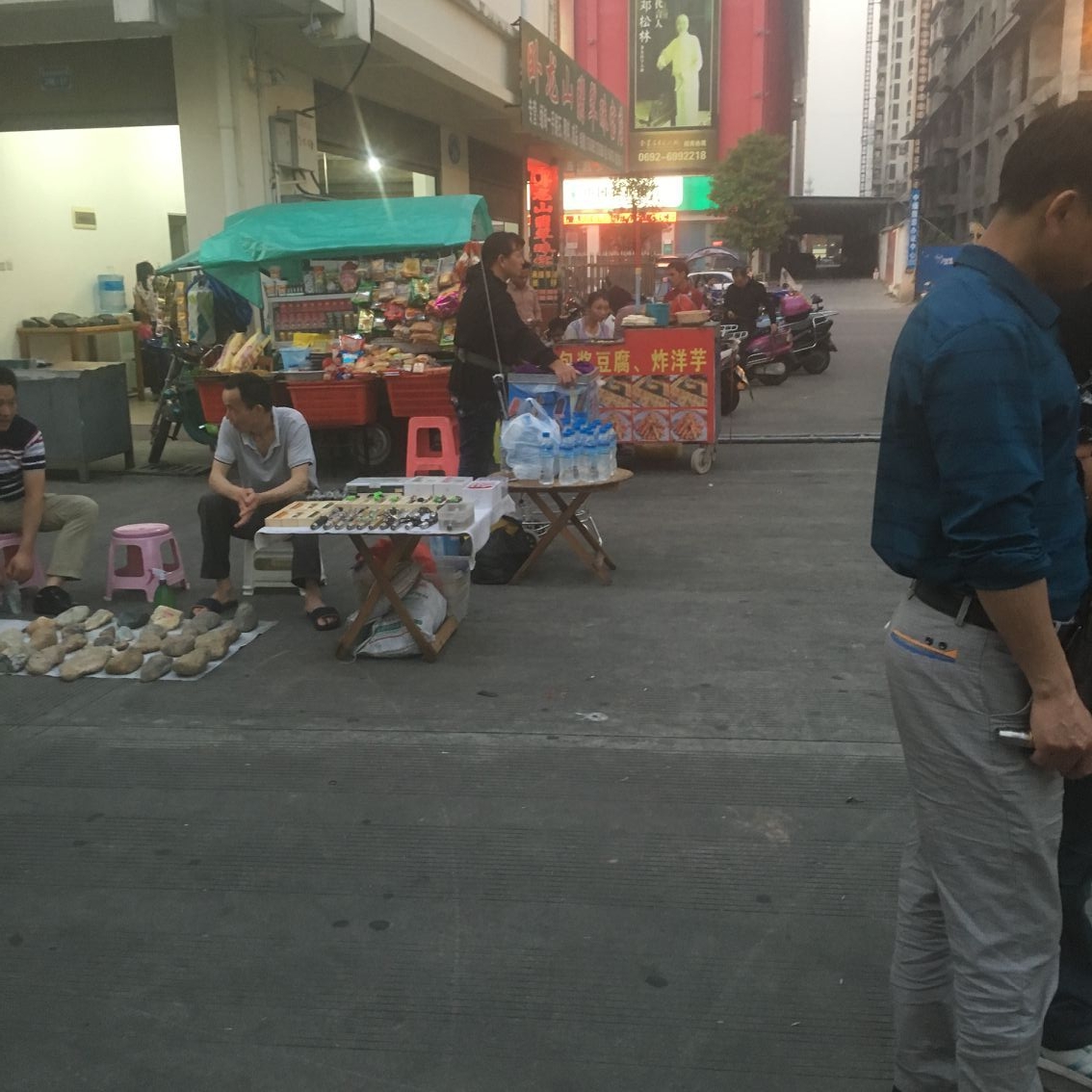 云南瑞丽德龙国际珠宝城全景,瑞丽德隆国际珠宝夜市