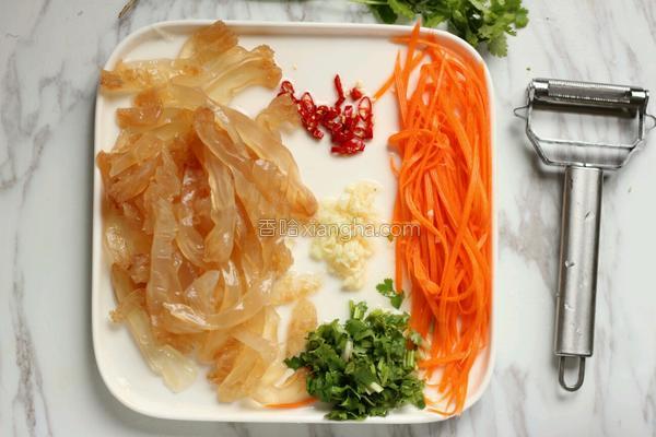 凉拌鲜海蜇夏天吃真清凉开胃解腻,海蜇拌黄瓜的正确凉拌法