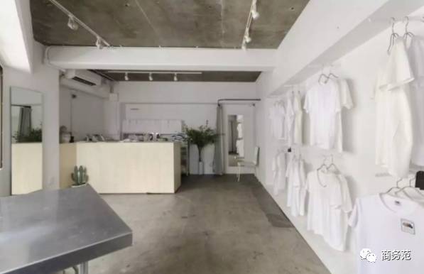 这家店只卖白T恤，一周开半天，门口总排起长队