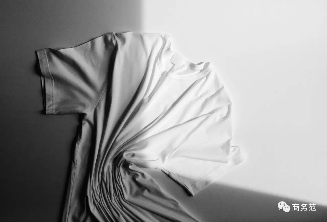 这家店只卖白T恤，一周开半天，门口总排起长队