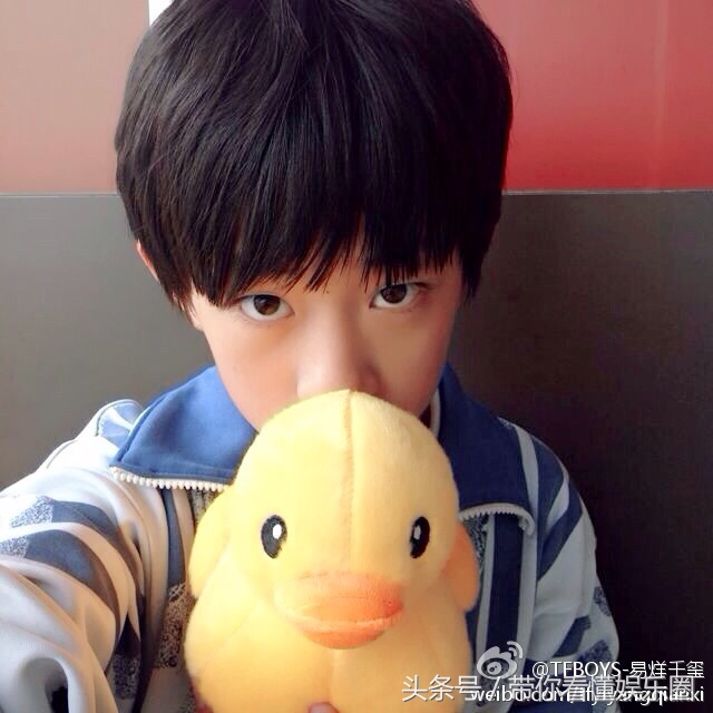 易烊千玺令人发指的照片,易烊千玺的100个细节