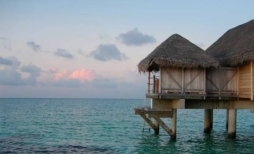 再多的情话都不如你在身边,所有动听的情话都不及身边的陪伴