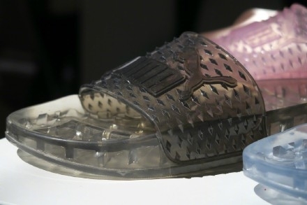 Rihanna和PUMA联名的新款凉鞋，可以说是非常搞笑了