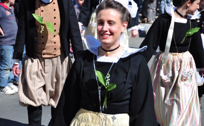 法国0距离|深谷幽兰:一个属于花朵的法国五一节