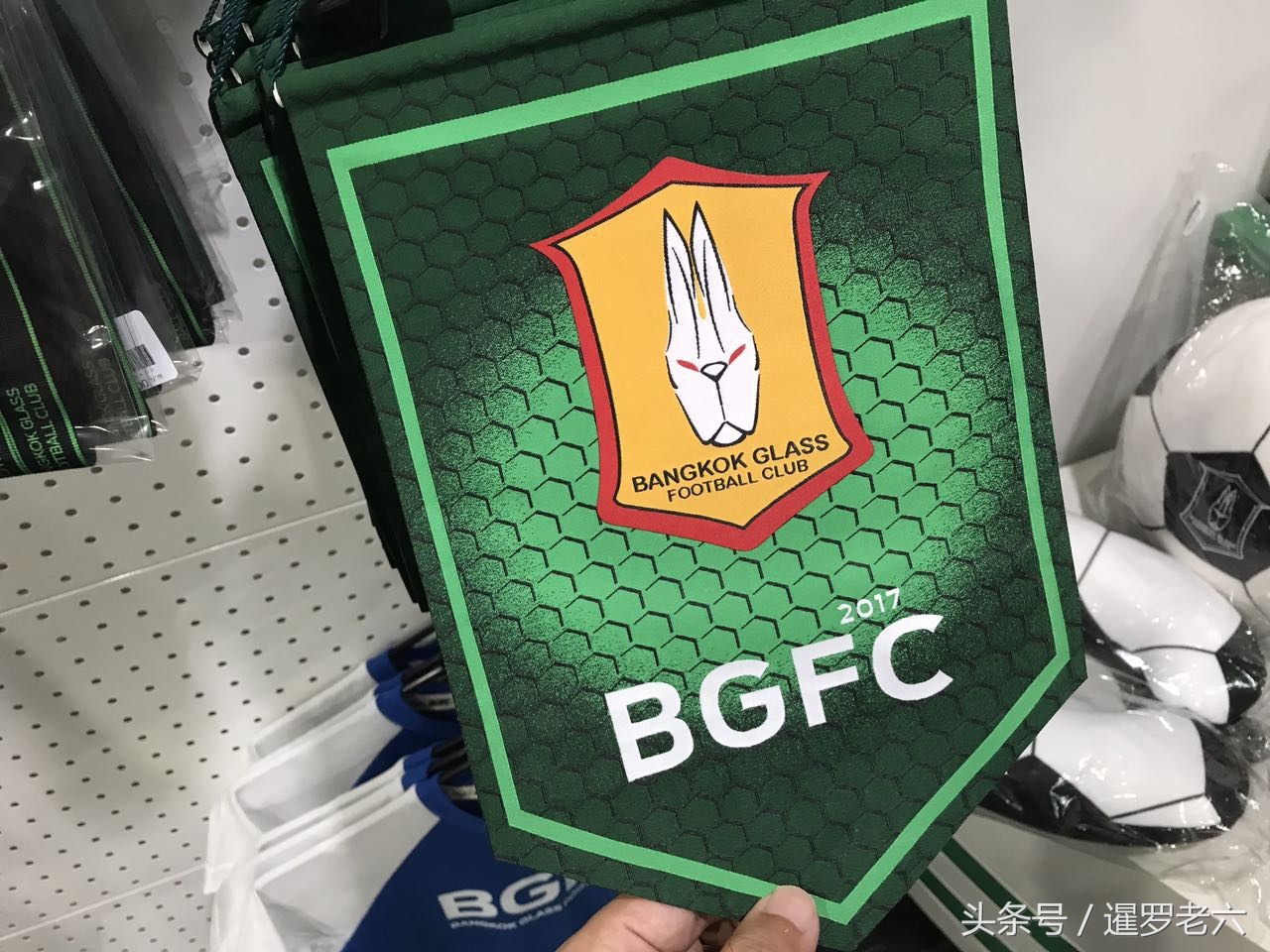来看看泰超球队的球迷纪念品商店，和中超有的比不？