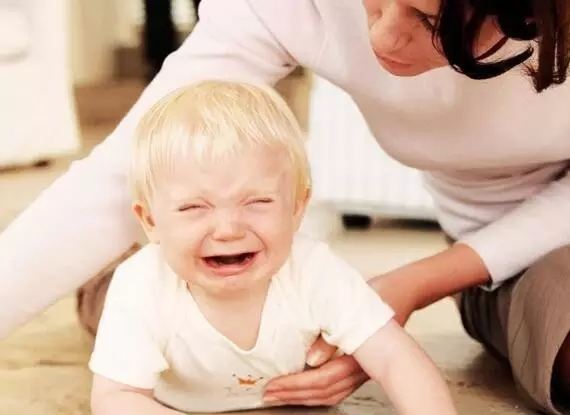 孩子从沙发顶摔下来有事吗,孩子从床或沙发上跌落