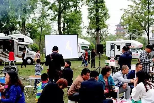 四川房车露营,川藏线上最火的房车露营基地