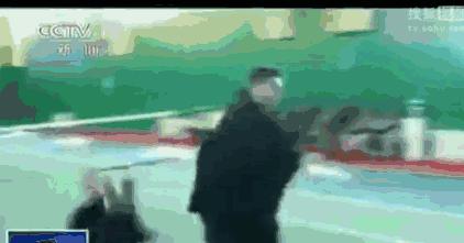 看我真功夫,轻轻一摸,就能打到你吐奶