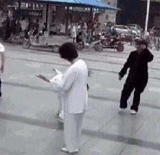 看我真功夫,轻轻一摸,就能打到你吐奶