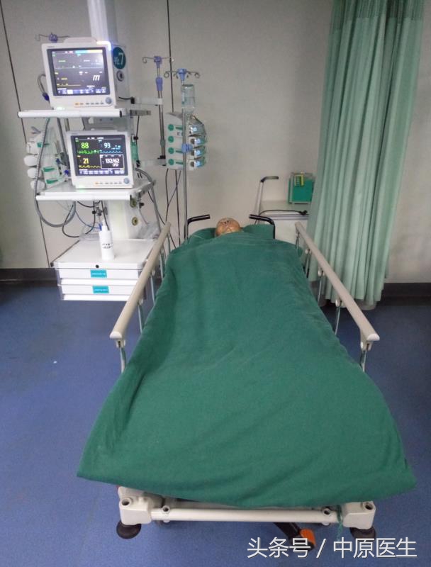 男子摘槐花倒挂树上获救,男子爬树摘果摔伤