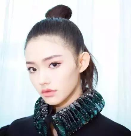 丸子头炸毛娃娃发型,永不过时的丸子头超级简单哦