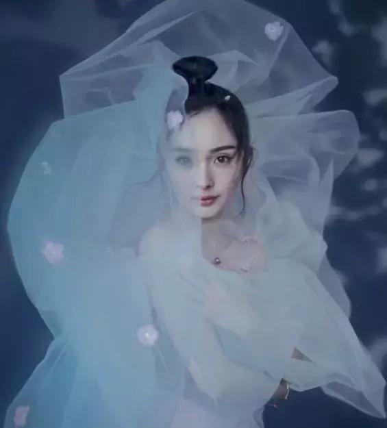 丸子头炸毛娃娃发型,永不过时的丸子头超级简单哦