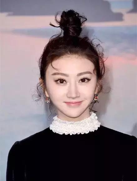 丸子头炸毛娃娃发型,永不过时的丸子头超级简单哦