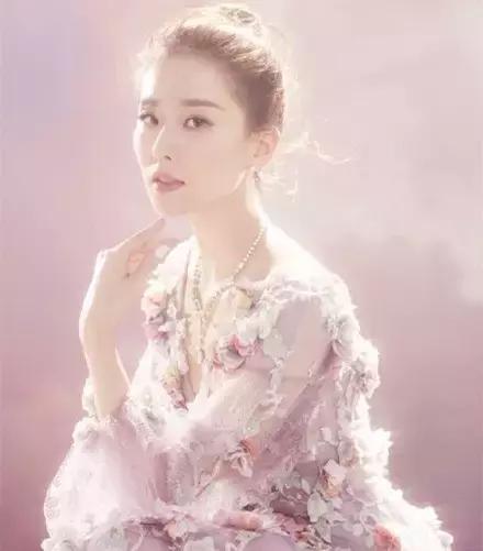 丸子头炸毛娃娃发型,永不过时的丸子头超级简单哦