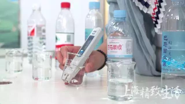 为这篇矿泉水测评,我们误了24小时的飞机,20瓶水,拿去不谢