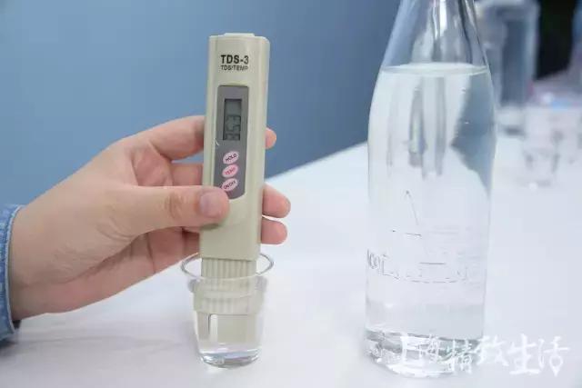 为这篇矿泉水测评,我们误了24小时的飞机,20瓶水,拿去不谢