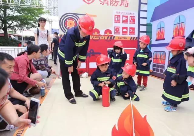 据说这个车展被上千名小屁孩占领了