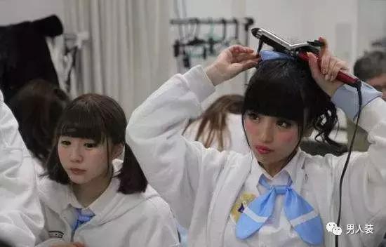 日本街头卖小吃的小姐姐,日本街头jk