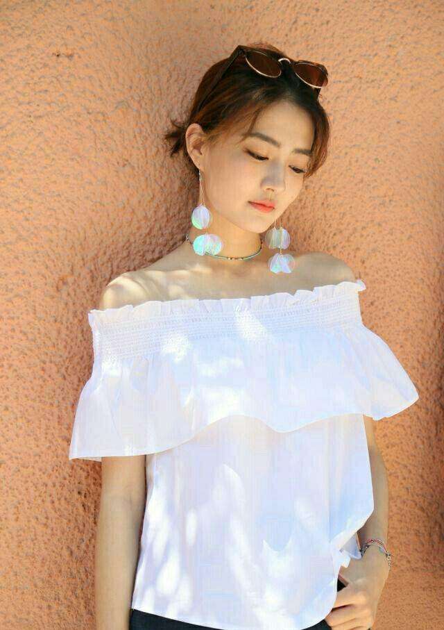 徐璐与众全球知名时尚达人拍摄广告，一不小心秒杀了众人