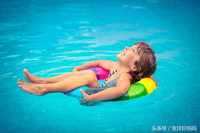 为什么婴儿游泳是宝宝的必修课,刚出生的宝宝游泳的好处