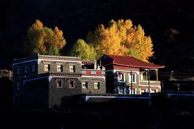 四川房车露营,川藏线上最火的房车露营基地