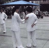 看我真功夫,轻轻一摸,就能打到你吐奶