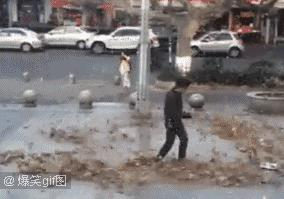 看我真功夫,轻轻一摸,就能打到你吐奶