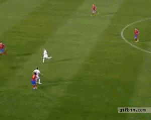 足球搞笑庆祝动作gif,足球过人gif