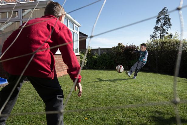 身患癌症小朋友踢足球治愈场面,小男孩得病踢足球