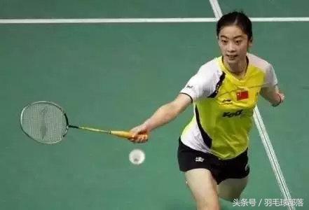 最会打羽毛球的美女,清纯美女打羽毛球准备活动视频