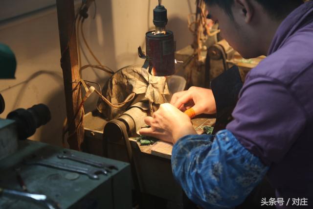 缅甸玉手镯63圈口,缅甸翡翠原石公盘竞价视频