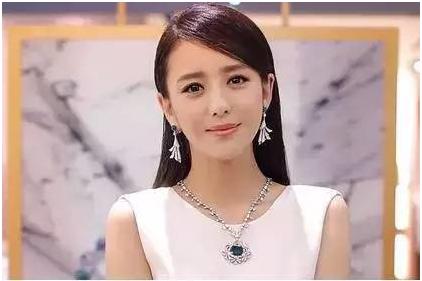 杨幂佟丽娅都给她做过配,但好像自从她整容消息传出后就少出现了