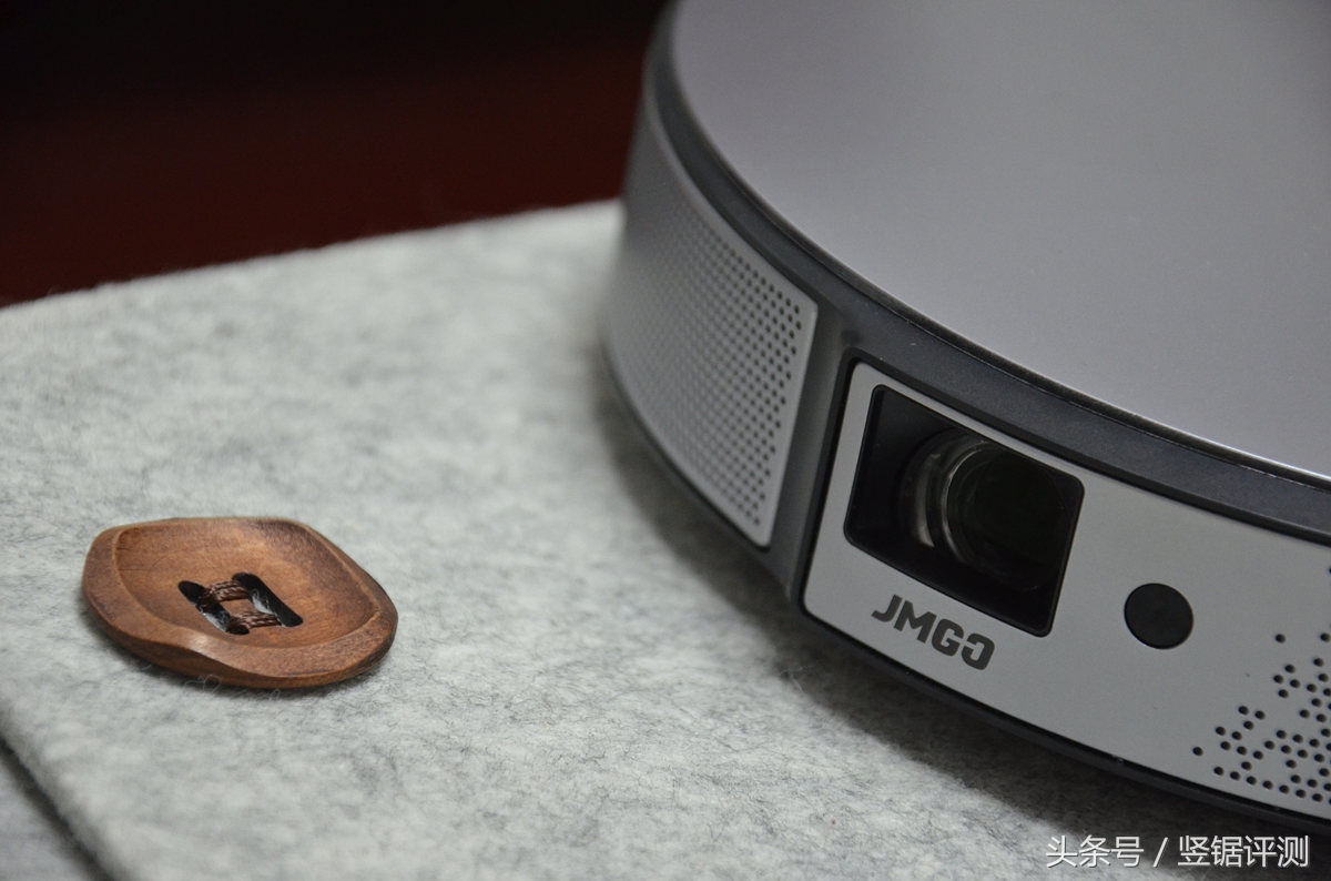 坚果c6投影流明,极米z4x和坚果c6投影哪个好