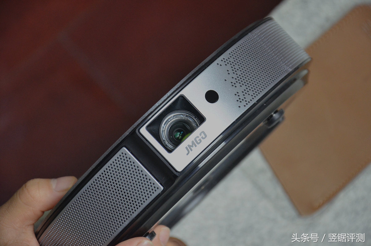 坚果c6投影流明,极米z4x和坚果c6投影哪个好