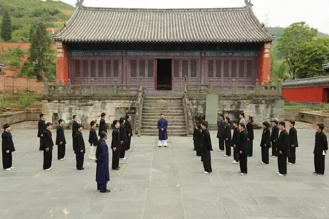 武当武术夏令营陈师行道长致辞,武当道长陈师行20米高空跳下